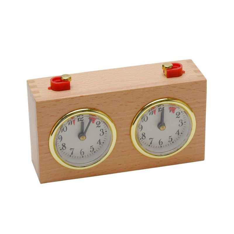 Pendule d'échecs en bois sur fond clair