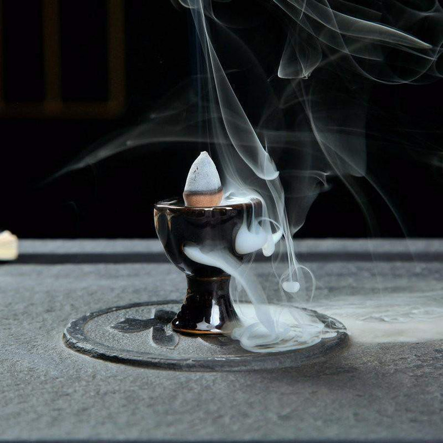 Vue rapprochée d'un brûleur d'encens noir en céramique