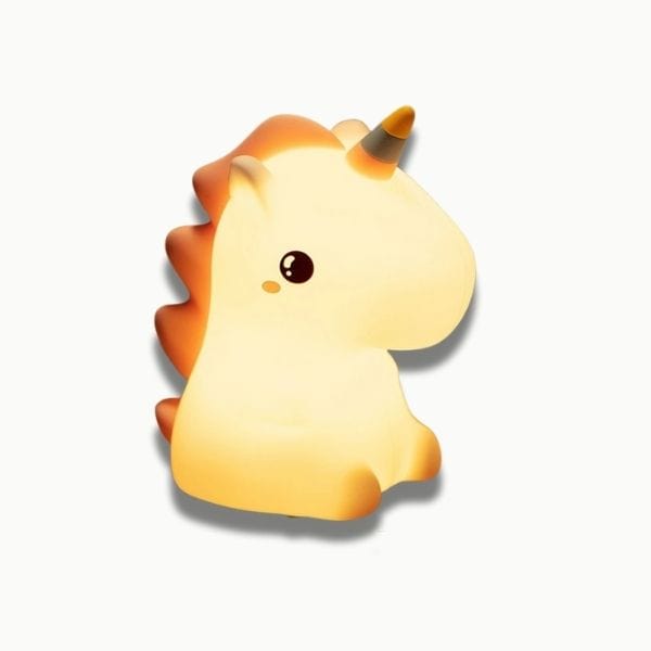 Veilleuse licorne posée sur une table de nuit