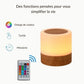 Veilleuse tactile sur table de chevet en bois clair