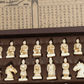 Gros plan sur une pièce d'échecs sculptée en bois