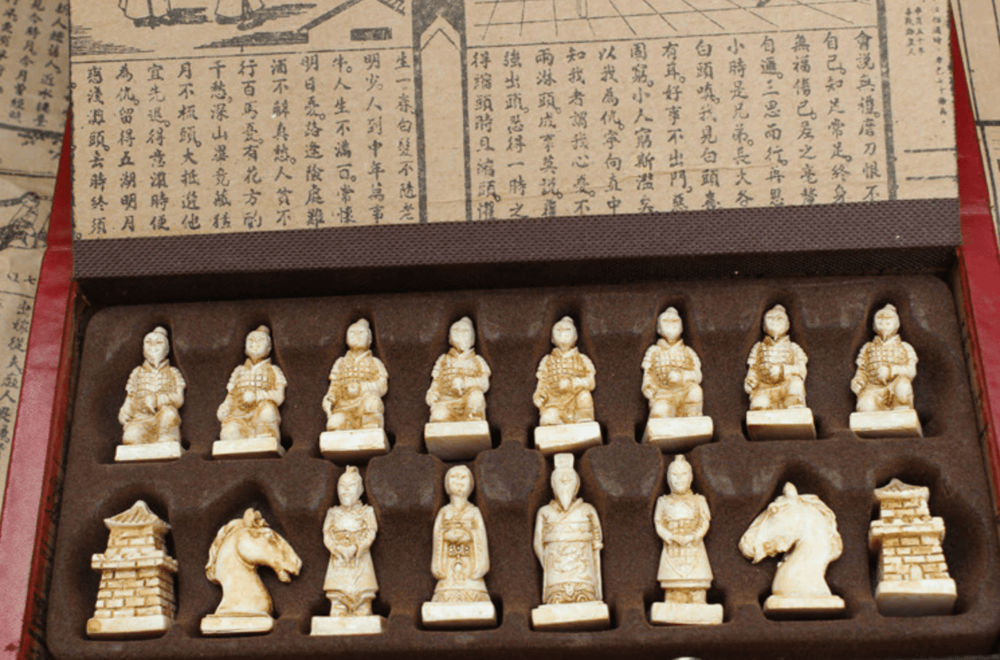 Gros plan sur une pièce d'échecs sculptée en bois