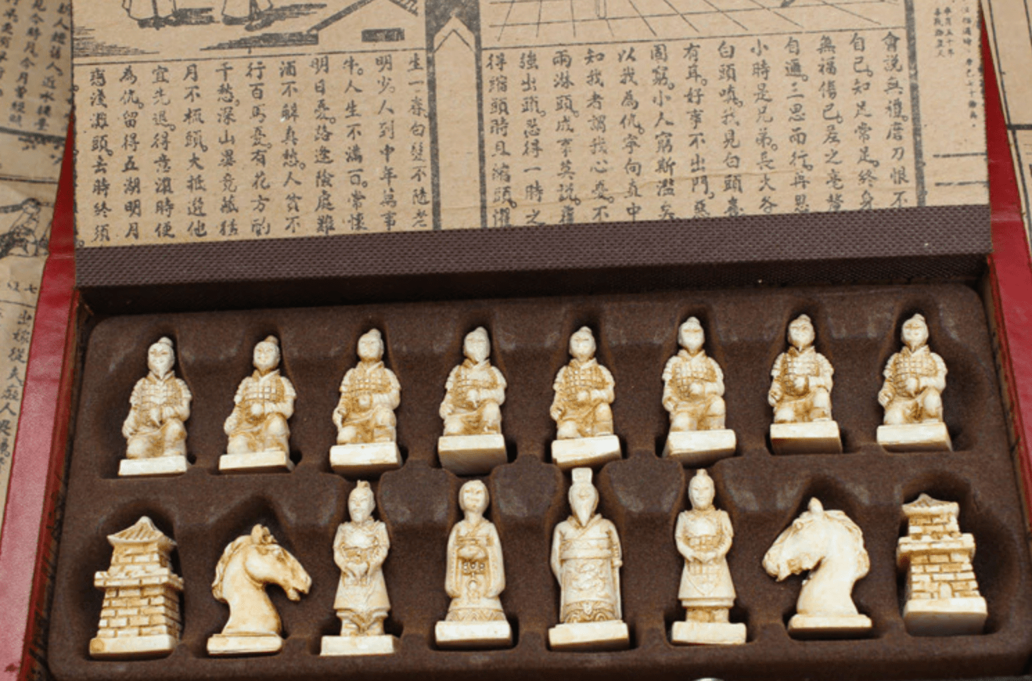 Gros plan sur une pièce d'échecs sculptée en bois