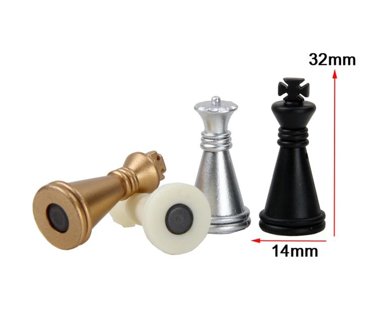 Pièces d'échecs modernes en ABS sur un plateau magnétique