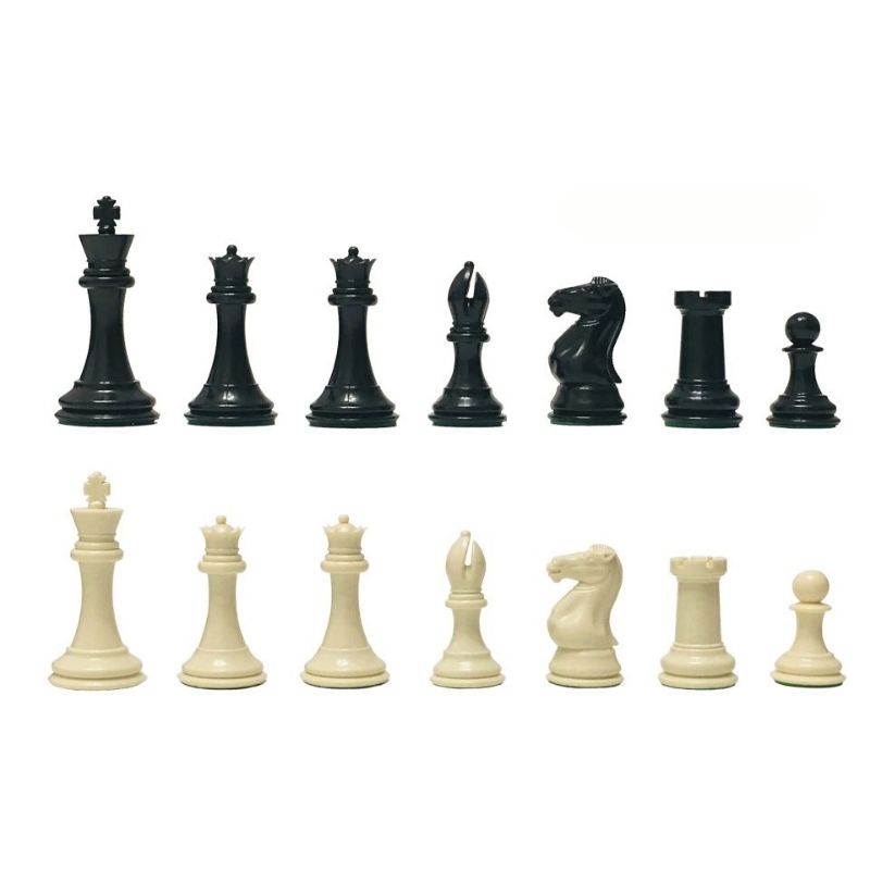 Vue de profil des pièces d'échecs Staunton en plastique sur une table