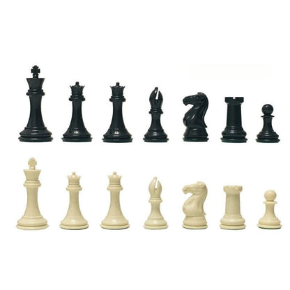 Vue de profil des pièces d'échecs Staunton en plastique sur une table