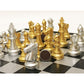 Pièces d'échecs Staunton dorées et argentées sur échiquier