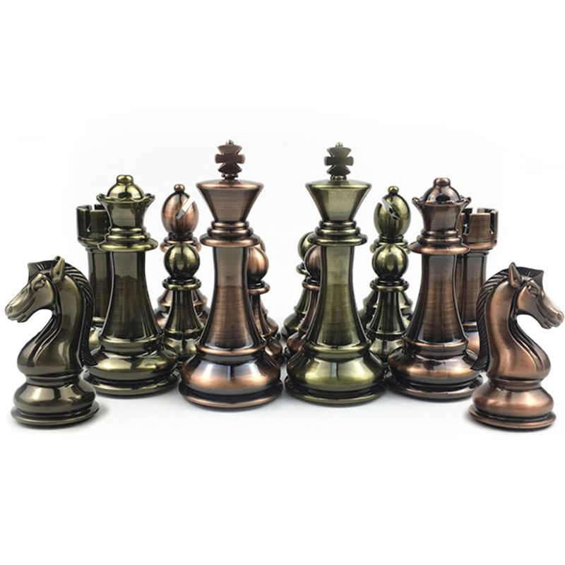 Pièces d'échecs Staunton en métal sur un échiquier