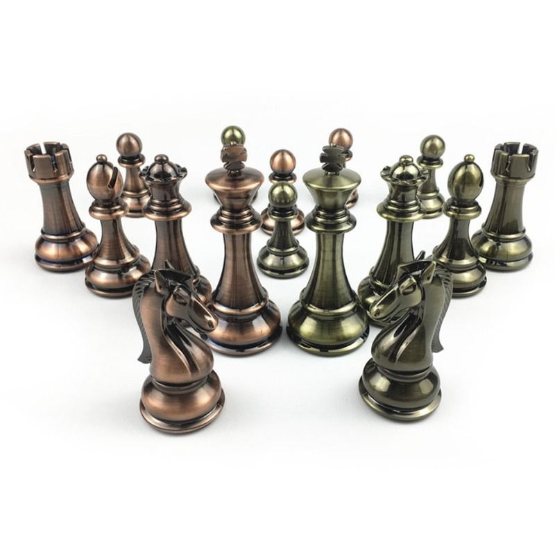 Ensemble complet de pièces d'échecs en métal