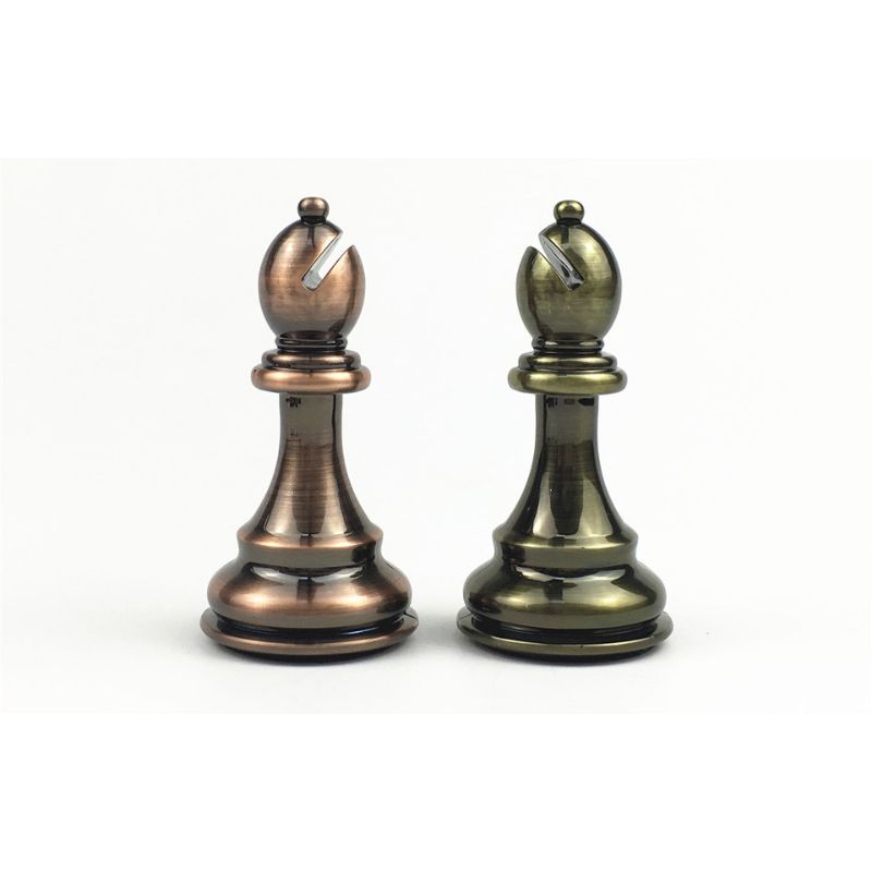 Pièces d'échecs en métal alignées sur une table
