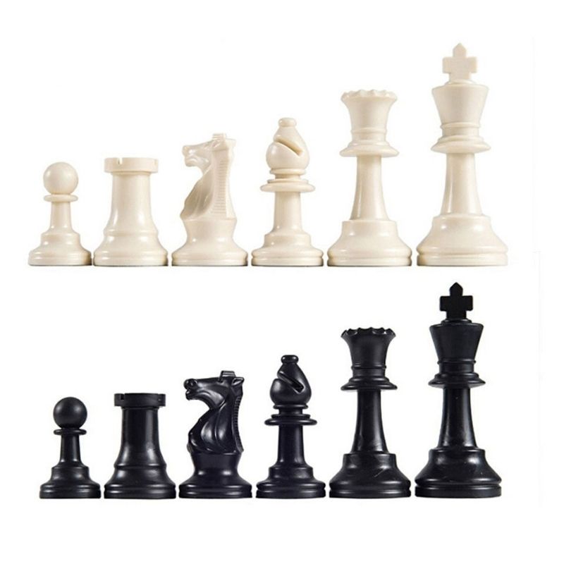 Pièces d'échecs légères Staunton alignées sur table