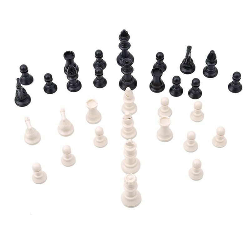 Pièces d'échecs Staunton en plastique sur échiquier
