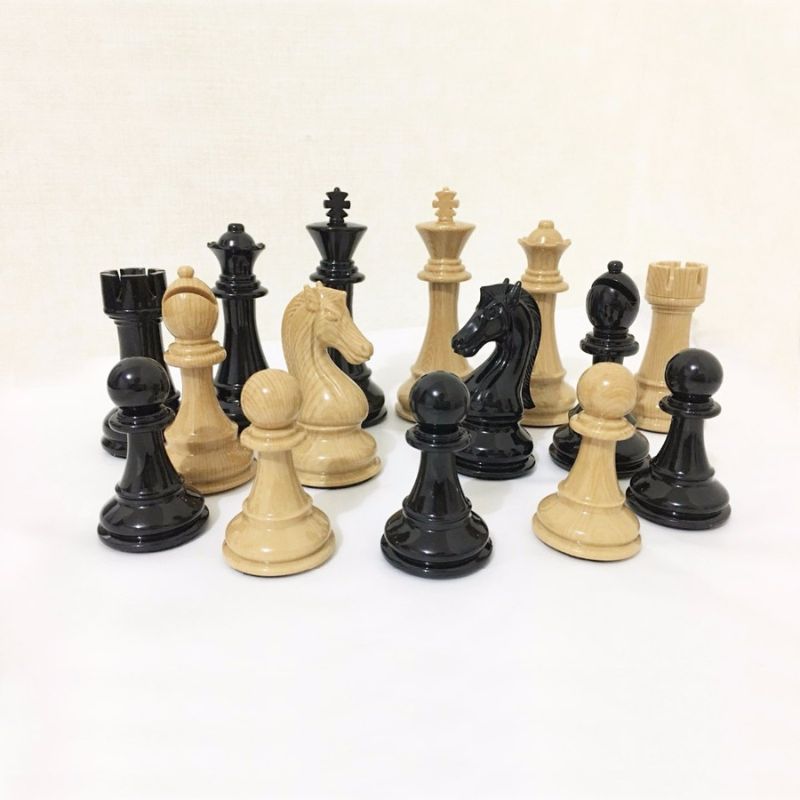 Vue rapprochée des pièces d'échecs noires et blanches