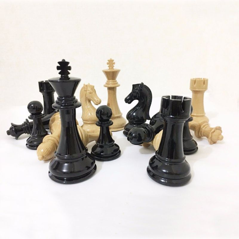 Pièces d'échecs Staunton en plastique avec effet bois