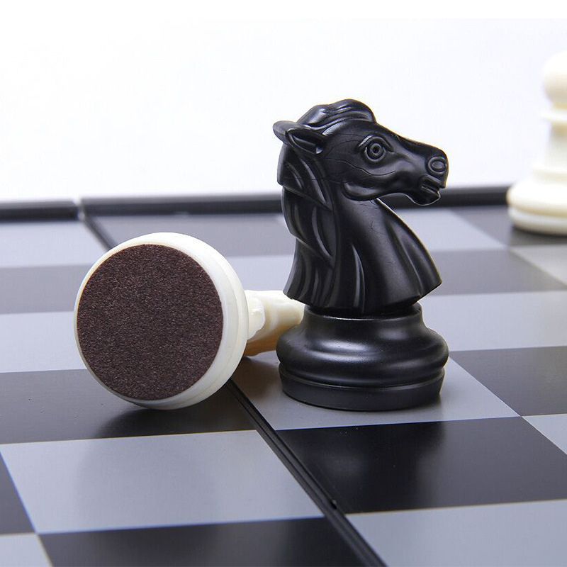 Pièces d'échecs magnétiques en plastique, vue rapprochée