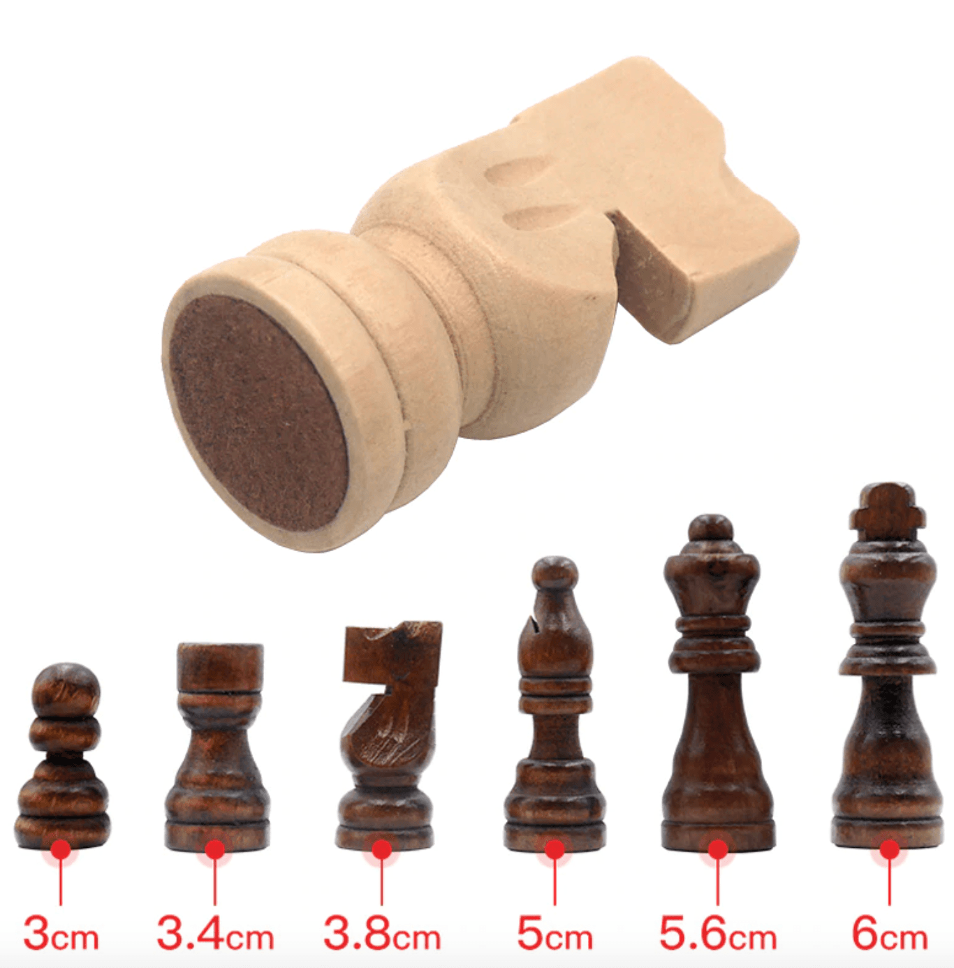 Pièce d'échecs en bois massif sur fond blanc