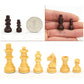 Pièce d'échecs miniature en bois sur fond neutre