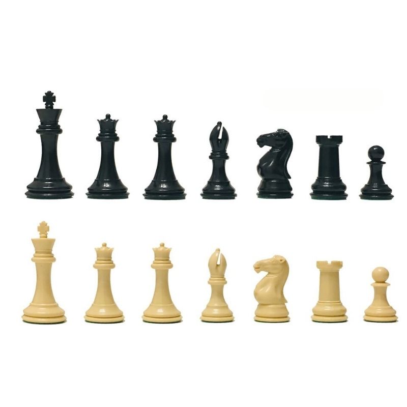 Pièces d'échecs Staunton en plastique montrant les détails du cavalier