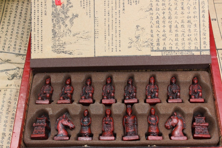 Pièces d'échecs en bois et résine sur échiquier
