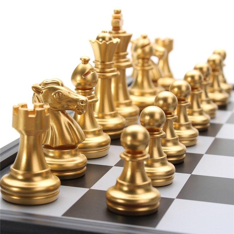 Pièces d'échecs dorées sur un plateau magnétique
