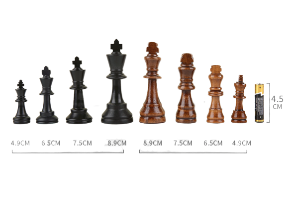 Pièces d'échecs en bois et plastique sur fond neutre