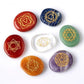 Ensemble de pierres des 7 chakras alignées sur tissu blanc
