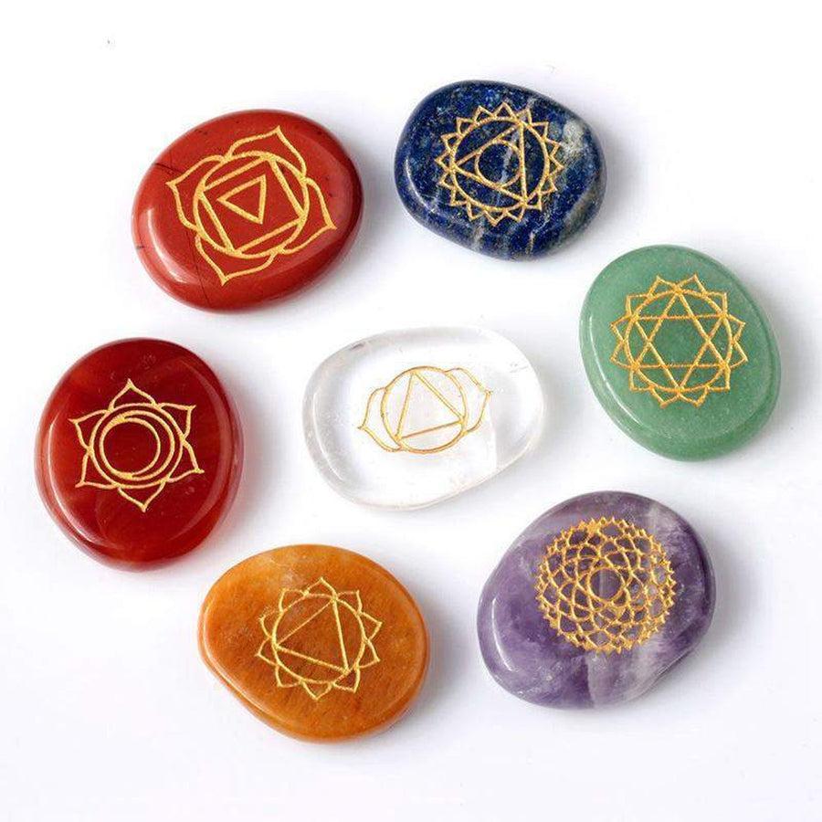 Ensemble de pierres des 7 chakras alignées sur tissu blanc