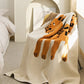 Plaid beige doux avec motif chat orange en gros plan