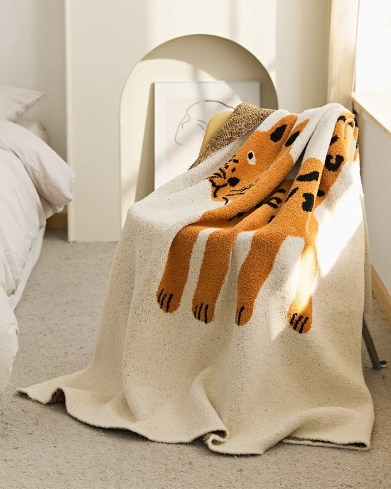 Plaid beige doux avec motif chat orange en gros plan