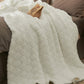 Gros plan sur la texture soyeuse du plaid blanc