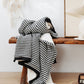 Vue d'ensemble du plaid cocooning sur un canapé moderne