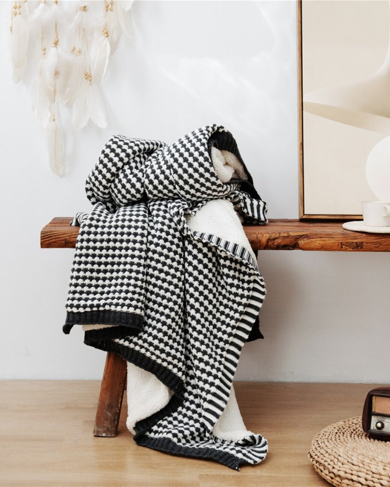 Vue d'ensemble du plaid cocooning sur un canapé moderne