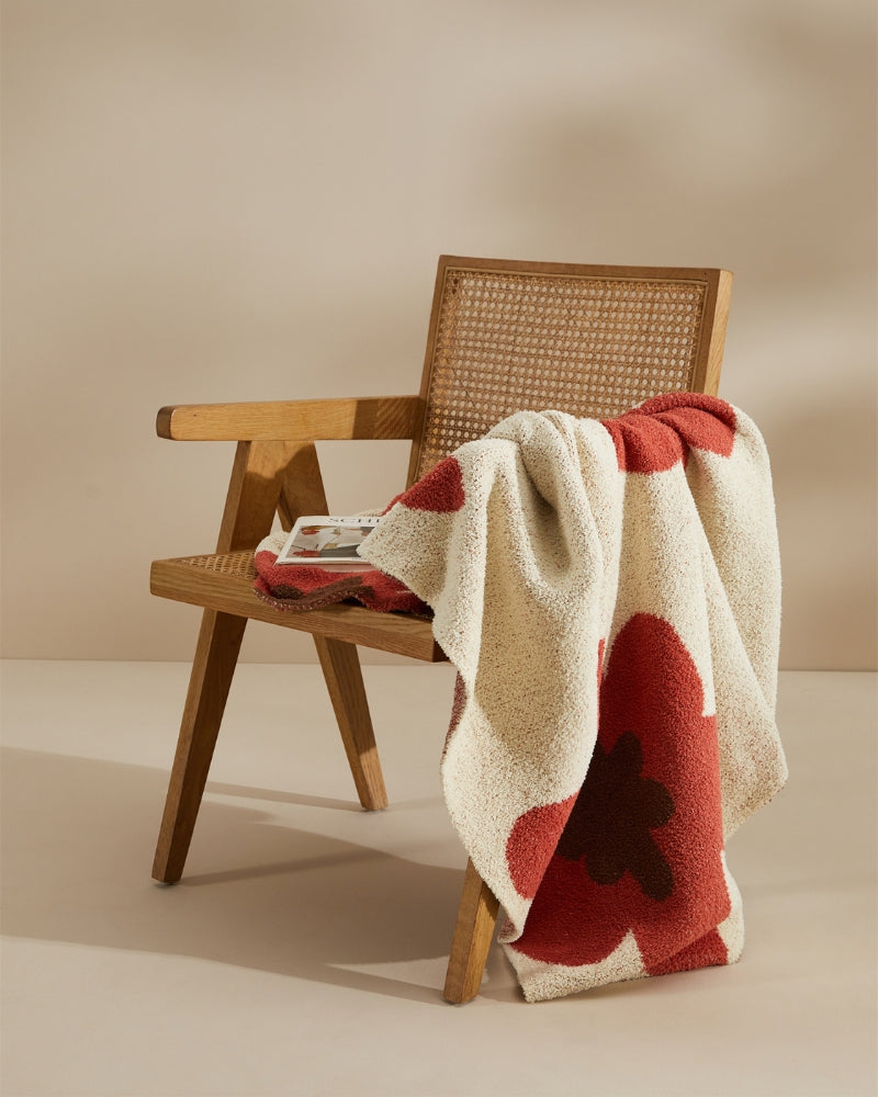 Gros plan sur la texture douce du plaid à motifs floraux