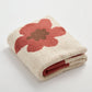 Détail des motifs de roses rouges sur fond crème