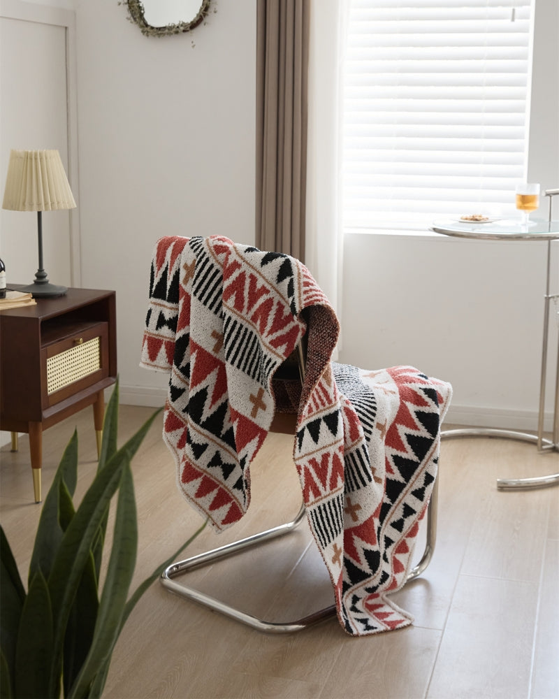 Détail des motifs rouges et noirs du plaid ethnique