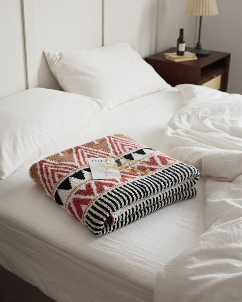 Zoom sur les motifs marrons et blancs du plaid