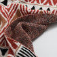 Plaid ethnique plié, montrant sa texture douce