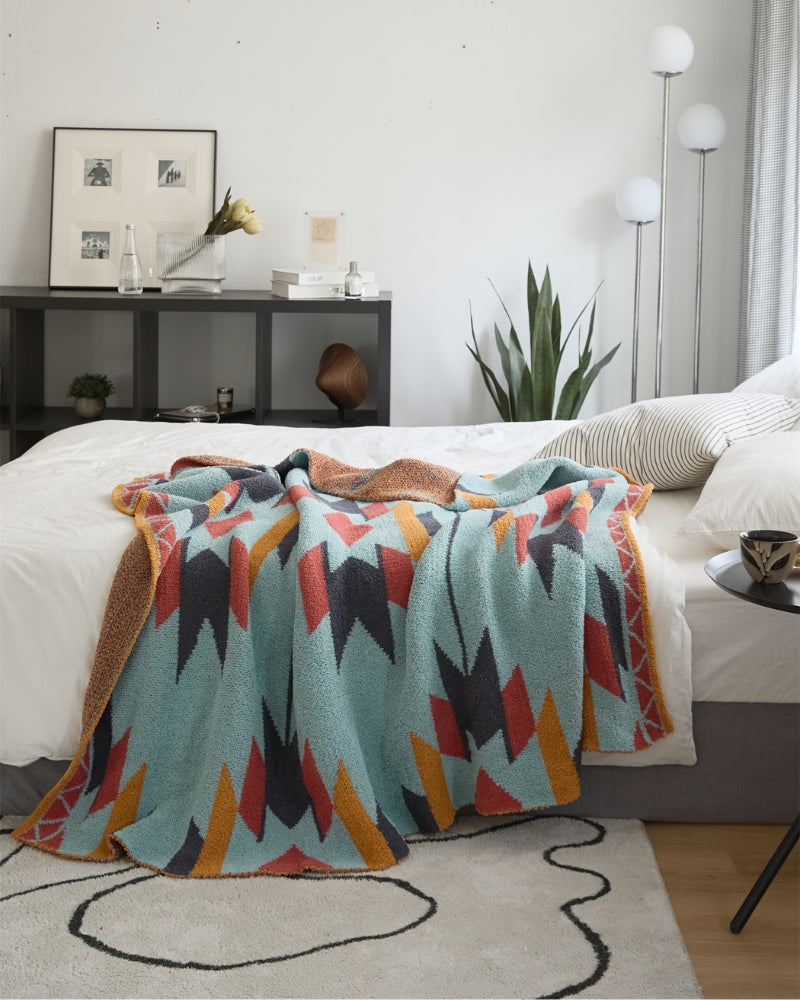 Gros plan sur les motifs rouges et oranges du plaid