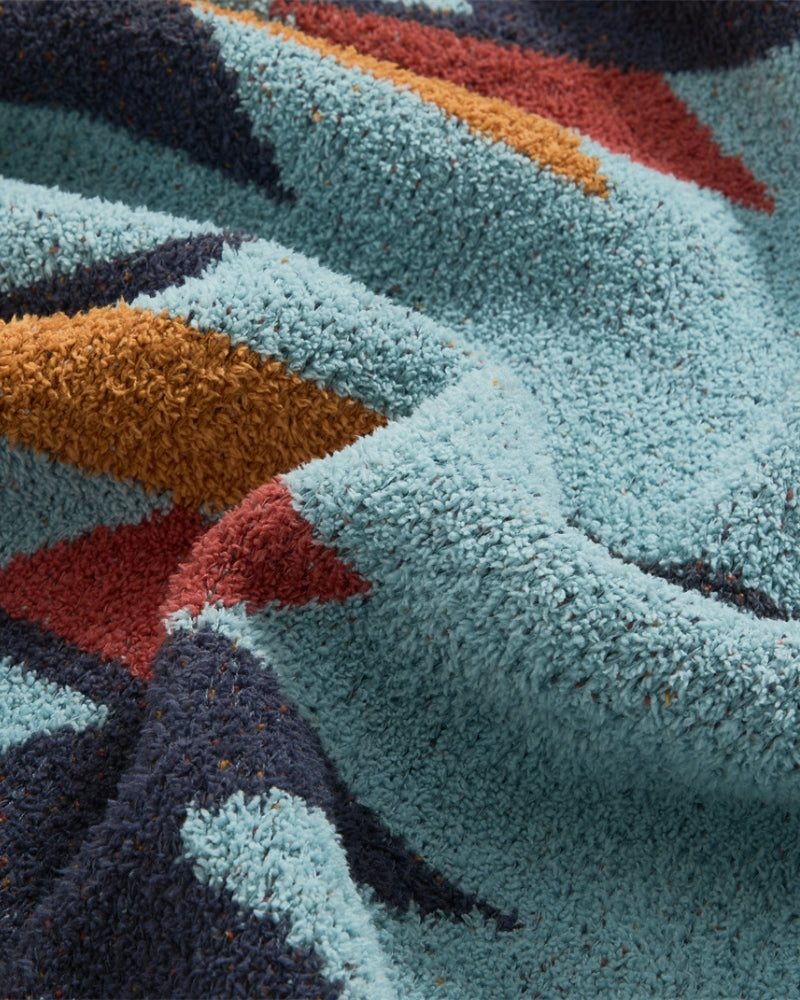 Vue latérale du plaid turquoise sur une méridienne