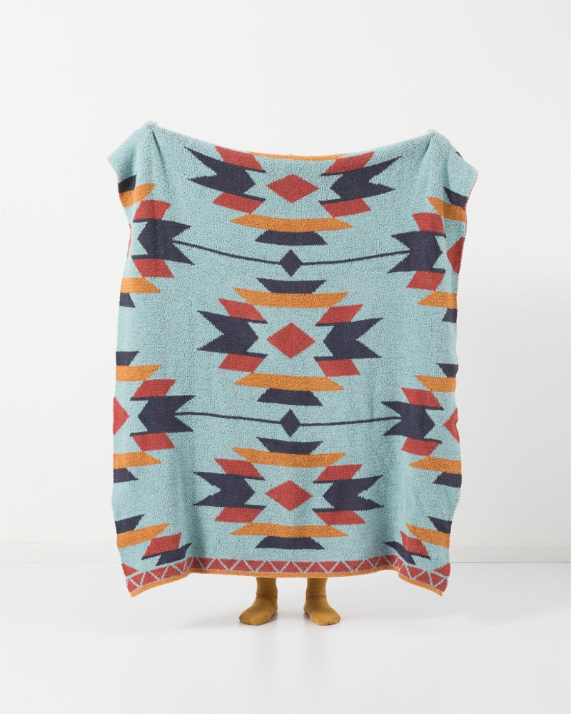 Détail des bords du plaid avec motifs ethniques