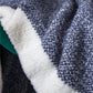 Ambiance chaleureuse avec le plaid vert sur un canapé
