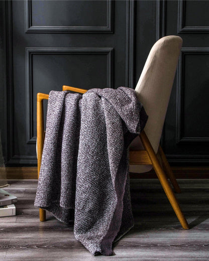 Vue rapprochée du motif surpiqué du plaid bleu