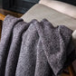 Zoom sur les surpiqûres du plaid blanc