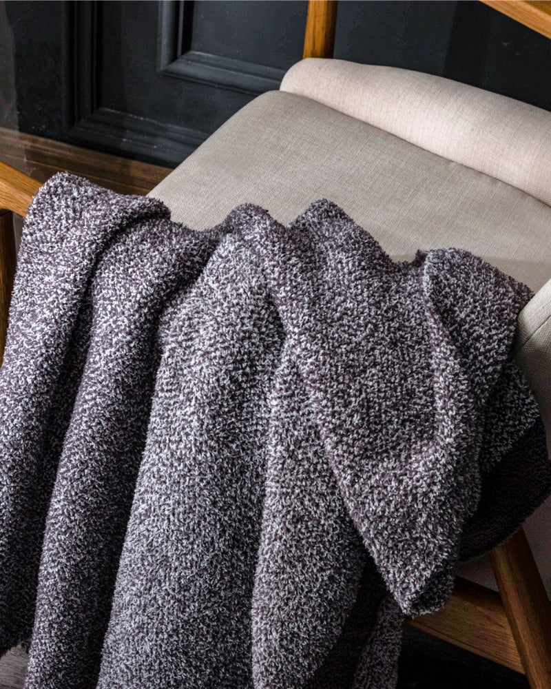 Zoom sur les surpiqûres du plaid blanc