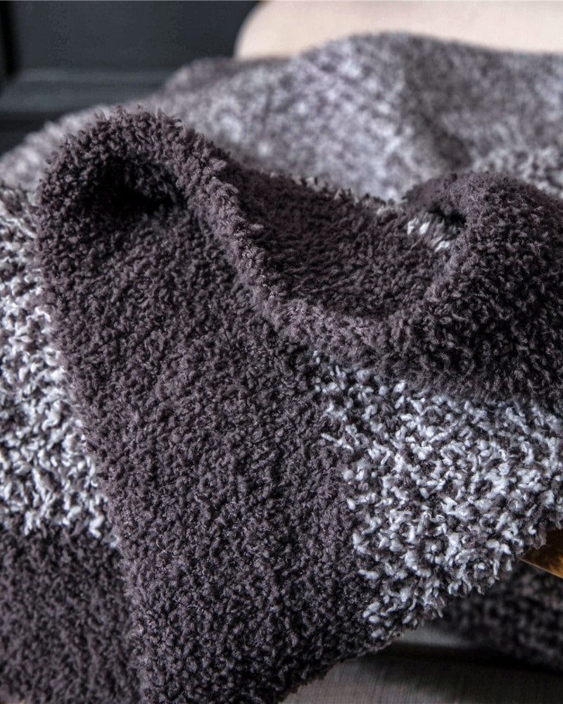Plaid marron enroulé, prêt à être utilisé