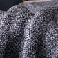 Plaid bleu étendu sur un fauteuil moderne