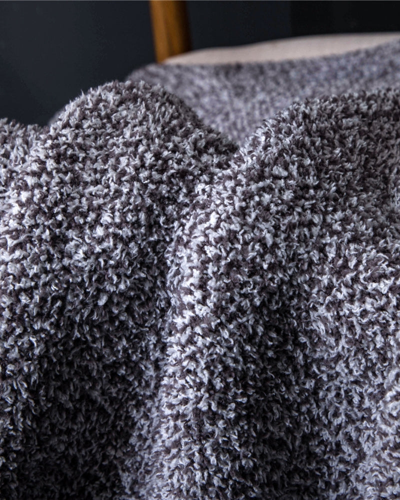 Plaid bleu étendu sur un fauteuil moderne