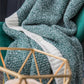 Gros plan sur la texture douce du plaid blanc