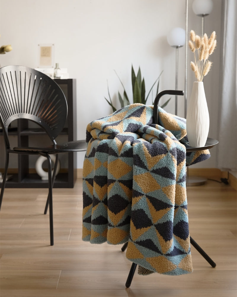 Plaid multicolore à motifs ethniques sur un canapé