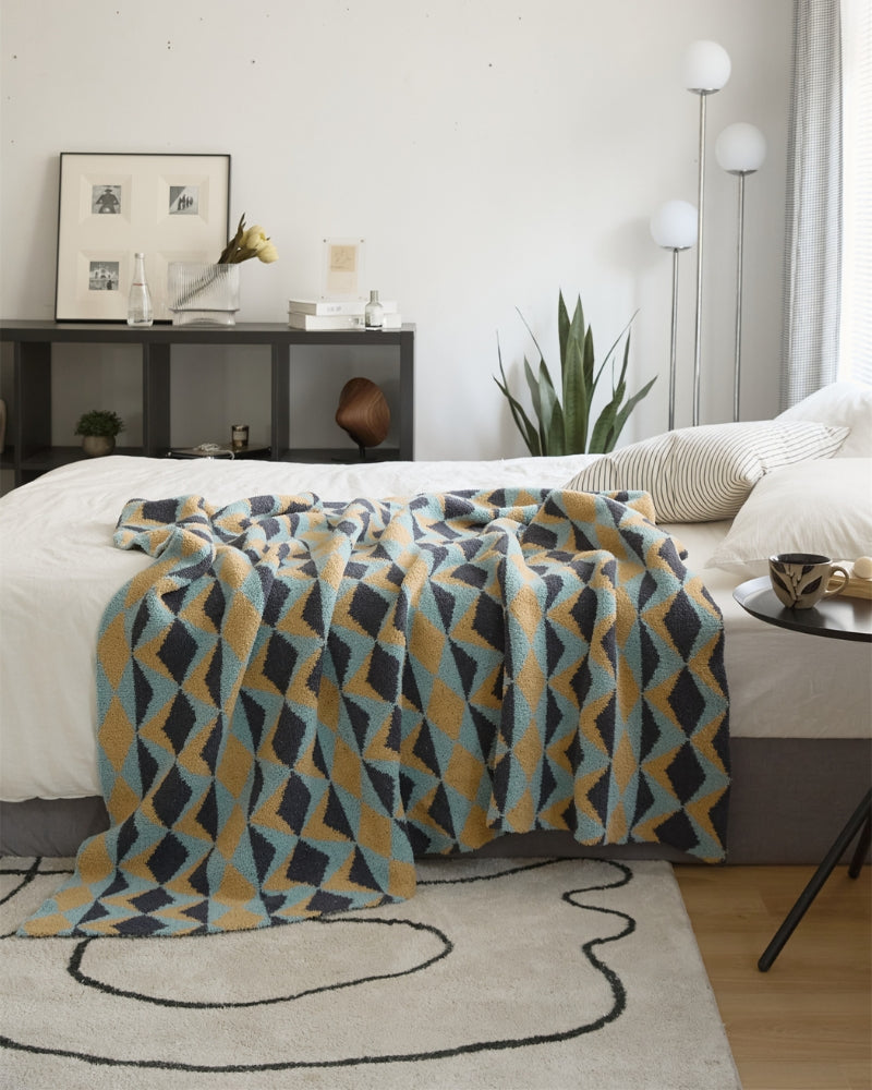 Gros plan sur les motifs ethniques du plaid